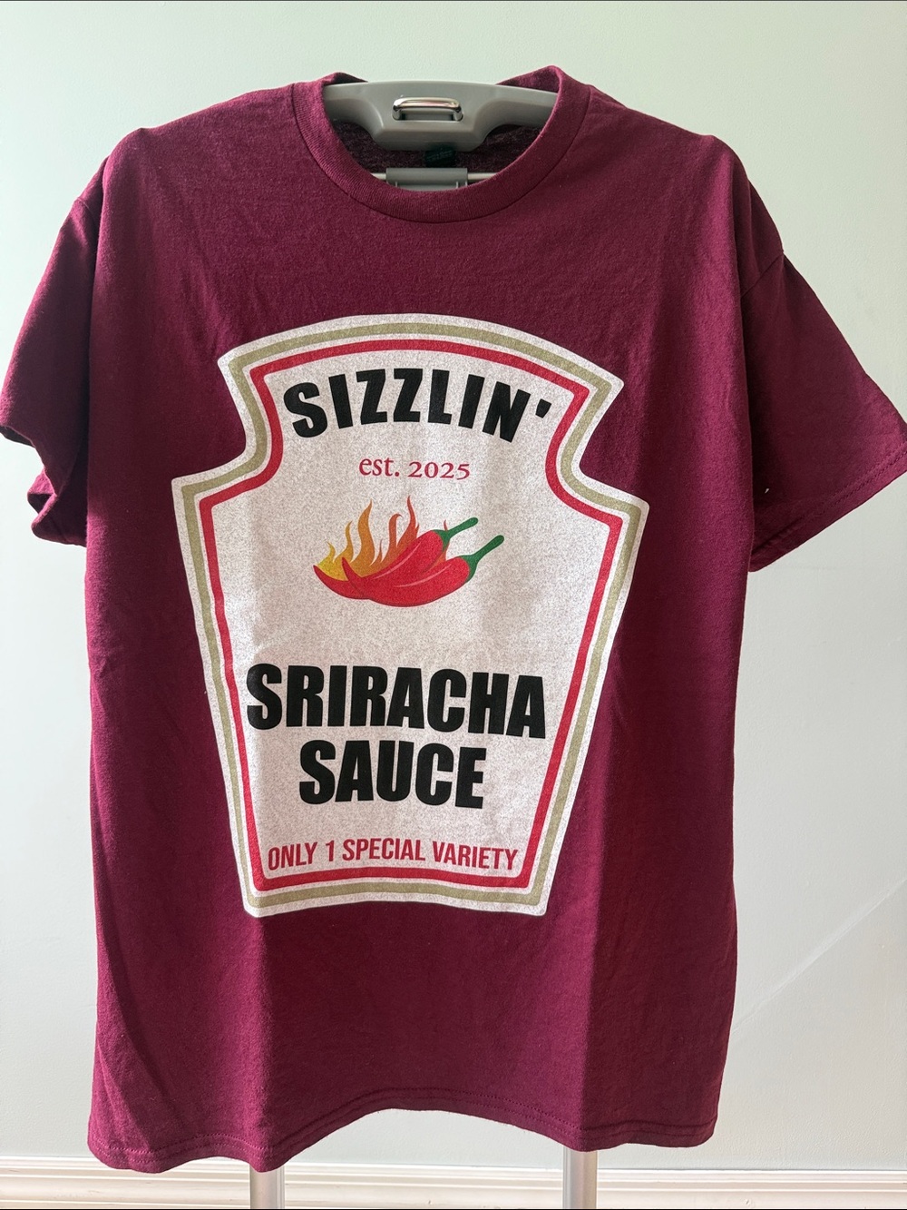 Sizzlin' Sriracha Sauce Graphic Tee - Burgundy size L 100% cotton Heavy